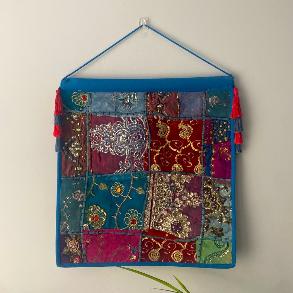 Hanging wall accent